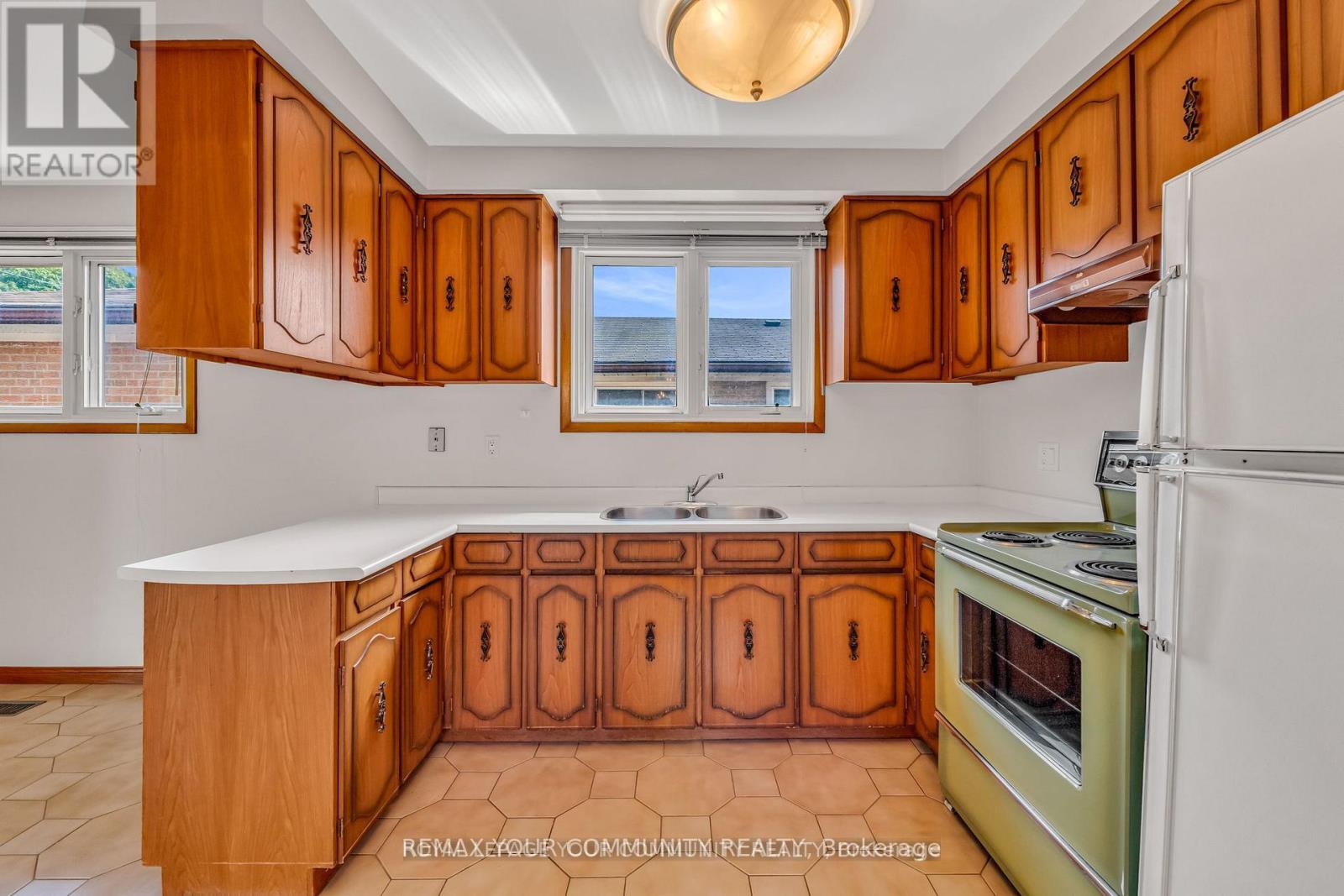 6 Hentob Court, Toronto, Ontario  M9V 2X1 - Photo 10 - W12802054