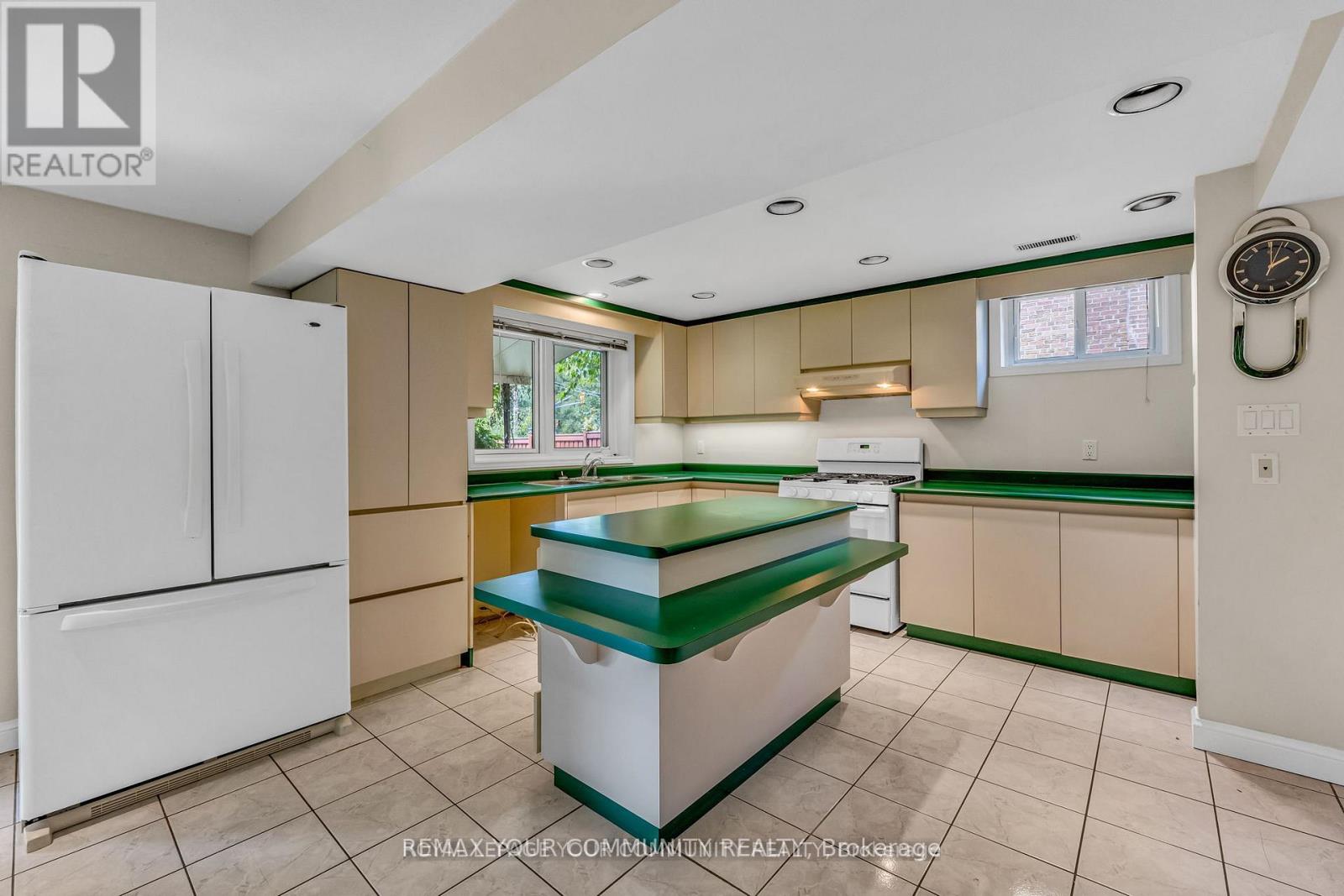 6 Hentob Court, Toronto, Ontario  M9V 2X1 - Photo 28 - W12802054