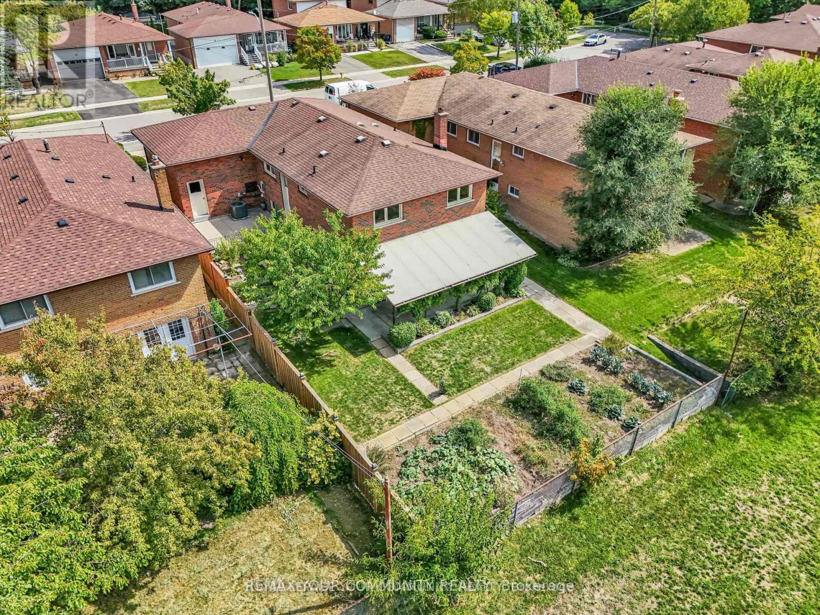 6 Hentob Court, Toronto, Ontario  M9V 2X1 - Photo 5 - W12802054