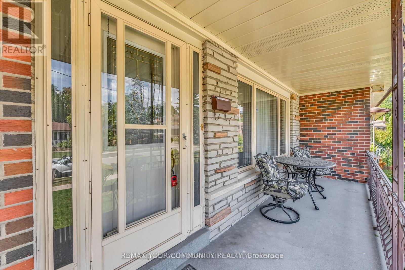 6 Hentob Court, Toronto, Ontario  M9V 2X1 - Photo 7 - W12802054