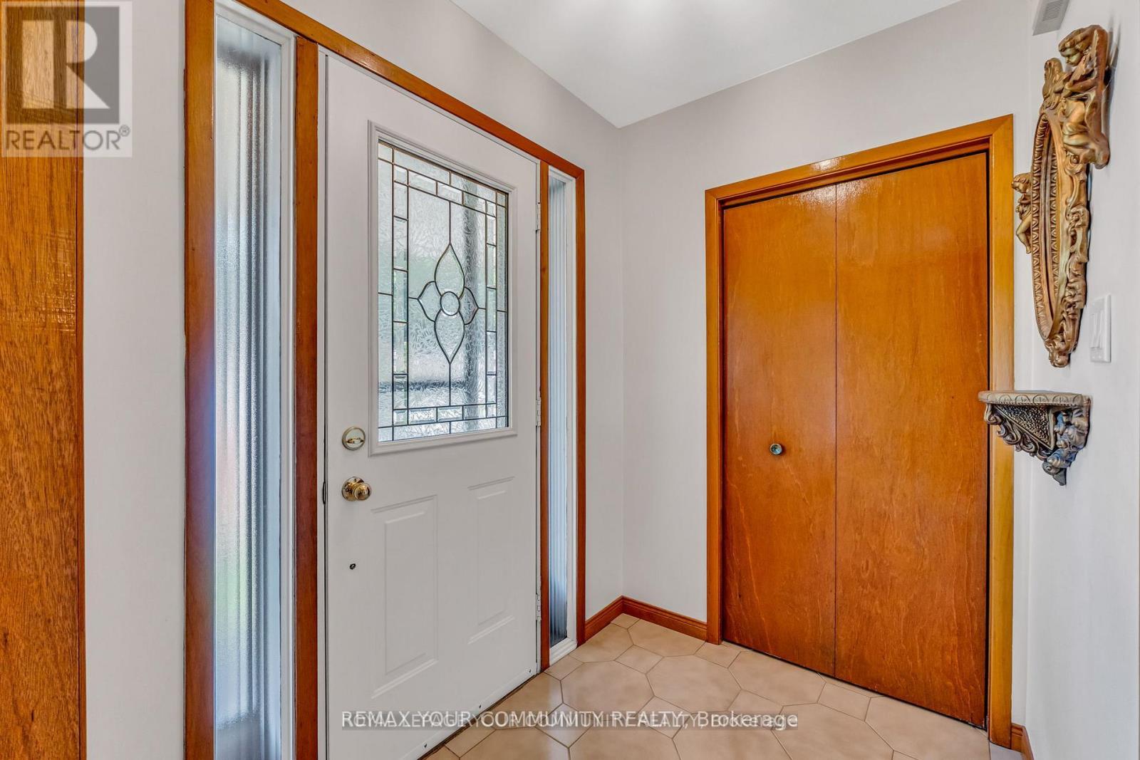 6 Hentob Court, Toronto, Ontario  M9V 2X1 - Photo 8 - W12802054