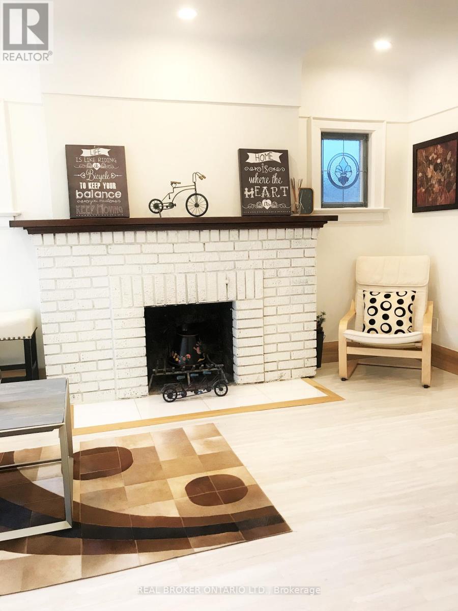 265 Garden Avenue, Toronto (High Park-Swansea), Ontario  M6R 1H8 - Photo 4 - W12802118