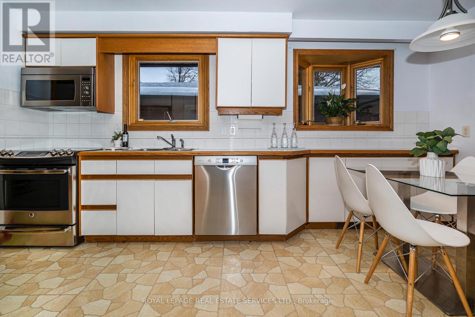 382 Lake Promenade, Toronto, Ontario  M8W 1B9 - Photo 17 - W12802174