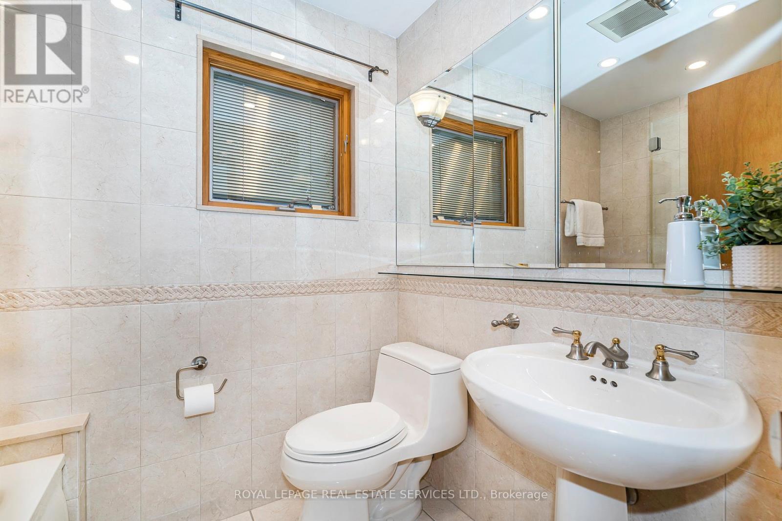 382 Lake Promenade, Toronto, Ontario  M8W 1B9 - Photo 25 - W12802174