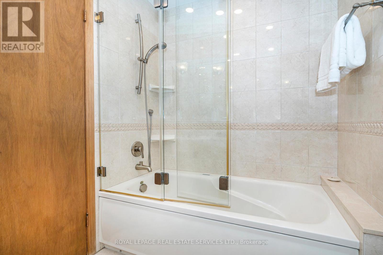 382 Lake Promenade, Toronto, Ontario  M8W 1B9 - Photo 26 - W12802174