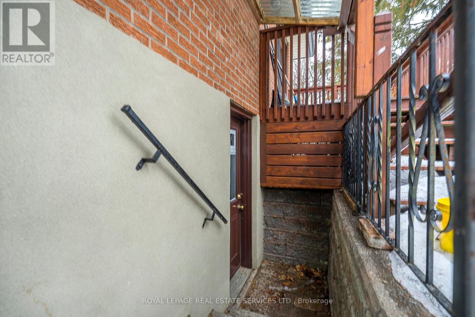 382 Lake Promenade, Toronto, Ontario  M8W 1B9 - Photo 4 - W12802174