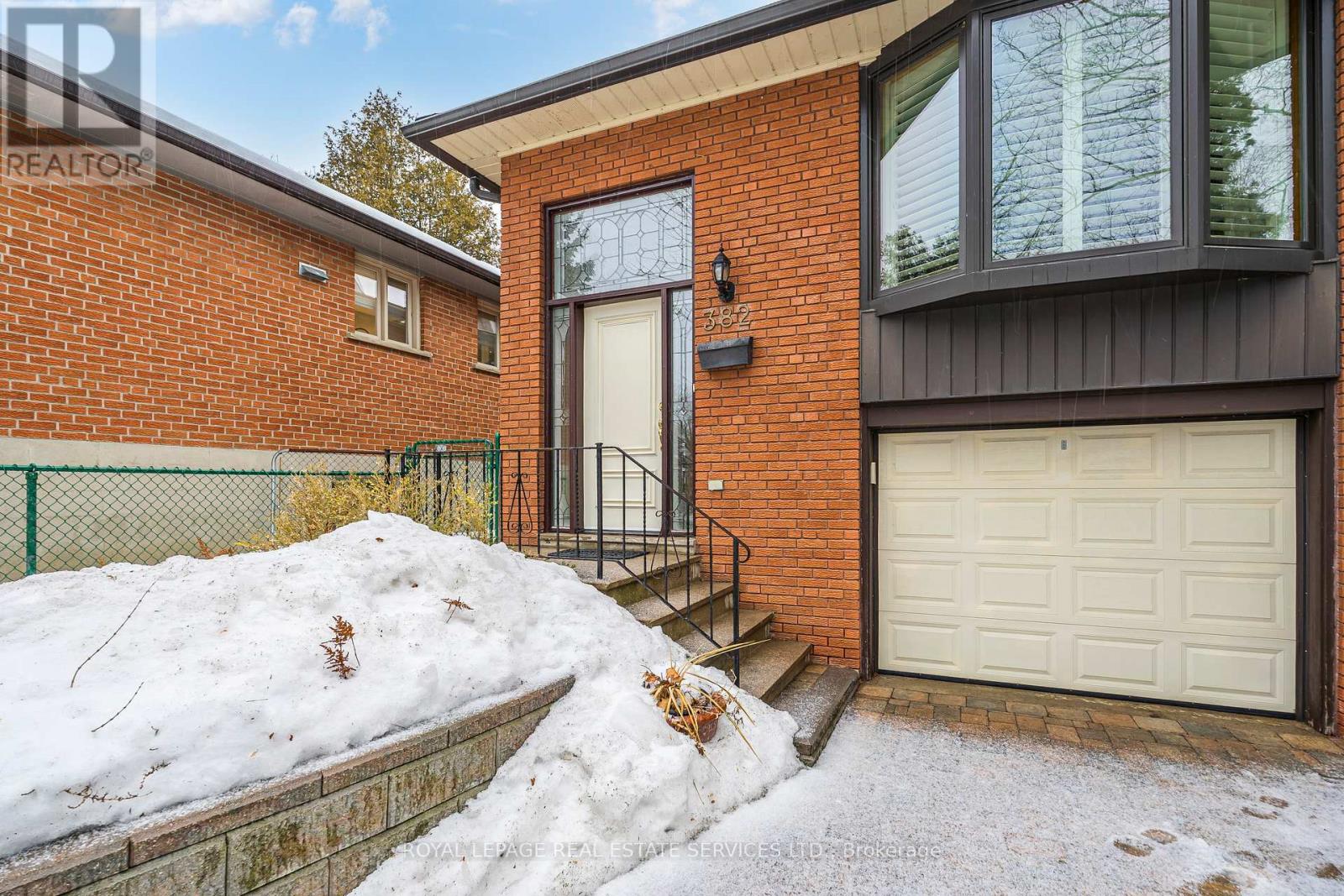 382 Lake Promenade, Toronto, Ontario  M8W 1B9 - Photo 5 - W12802174