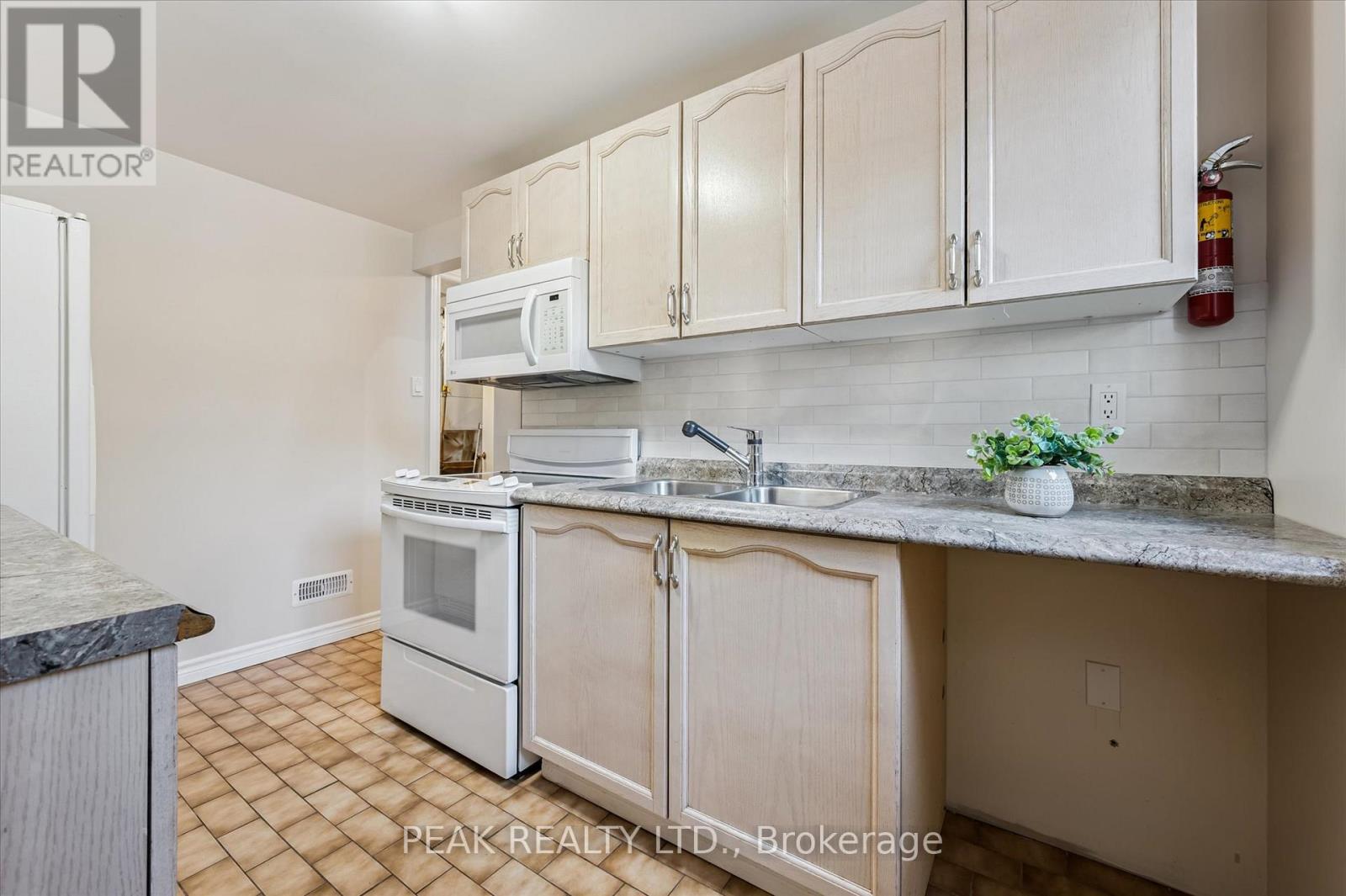 204 Cedarbrae Avenue, Waterloo, Ontario  N2L 4S5 - Photo 28 - X12802226