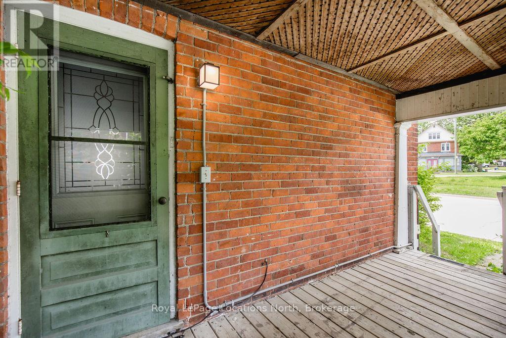 37 Ross Street, Barrie (Sunnidale), Ontario  L4N 1G1 - Photo 4 - S12802322