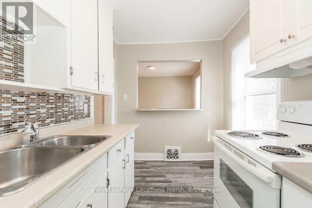 37 Ross Street, Barrie (Sunnidale), Ontario  L4N 1G1 - Photo 9 - S12802322