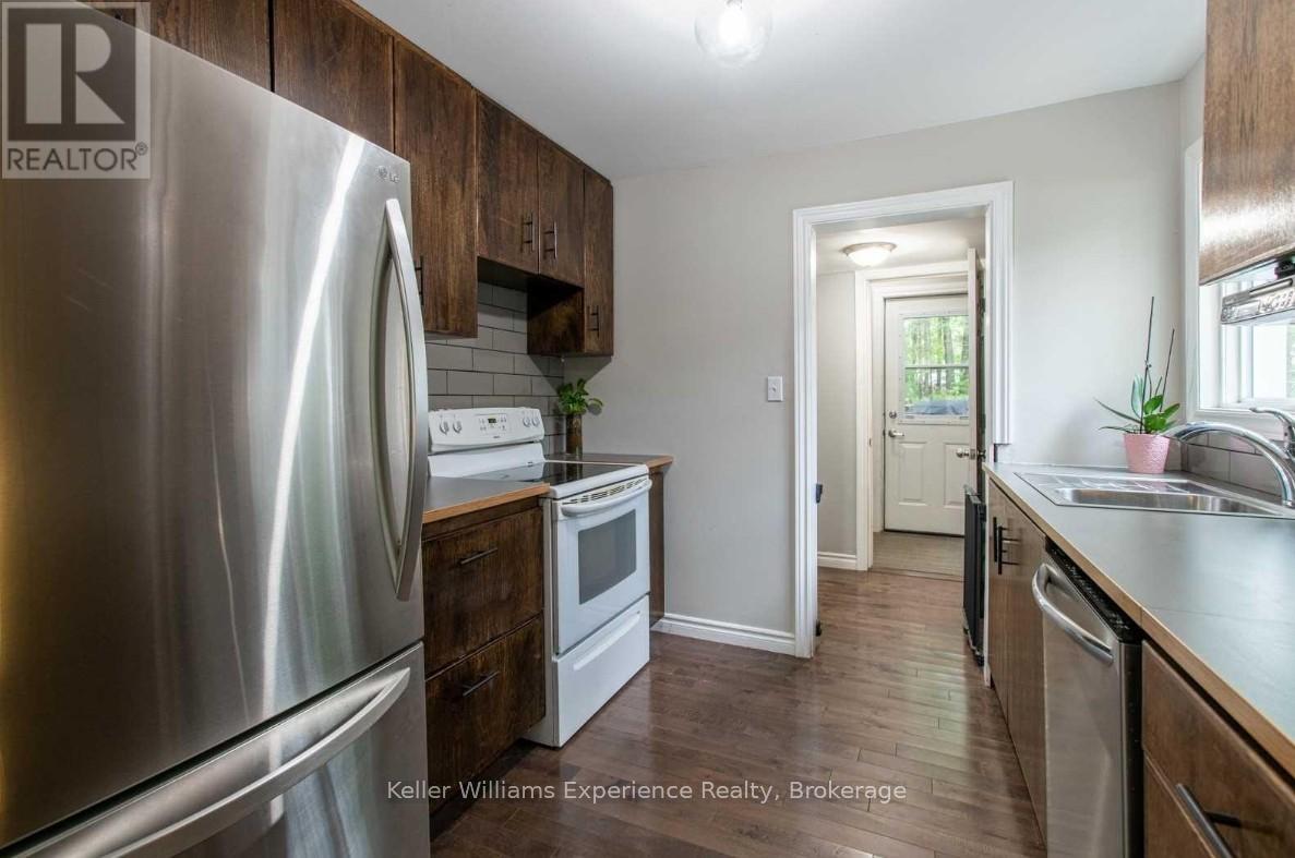 85 Melrose Avenue, Wasaga Beach, Ontario  L9Z 2S8 - Photo 3 - S12802424