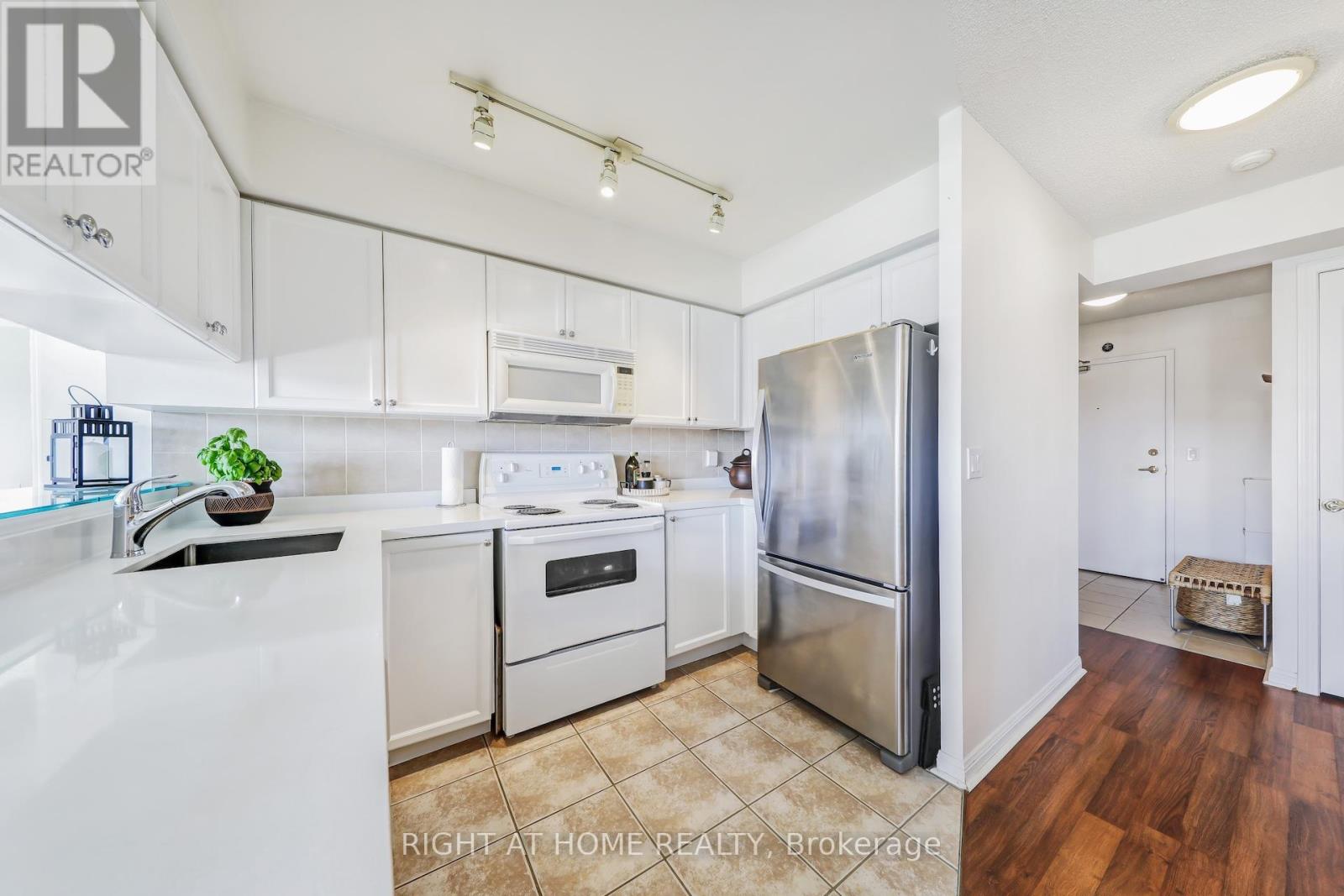 502 - 1140 Parkwest Place, Mississauga, Ontario  L5E 3K9 - Photo 19 - W12801604