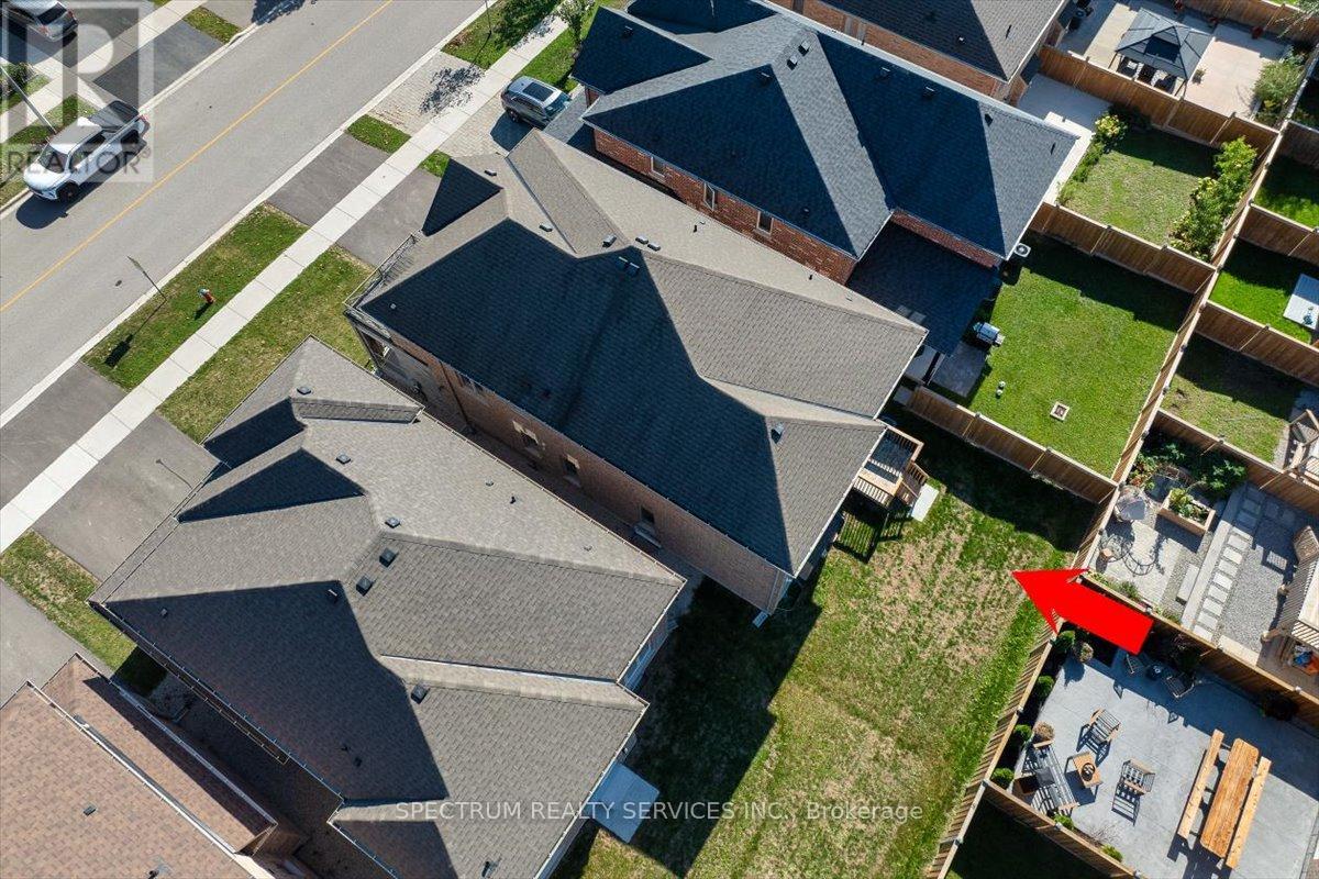 16 Barrow Avenue, Bradford West Gwillimbury (Bradford), Ontario  L3Z 0W1 - Photo 4 - N12802318