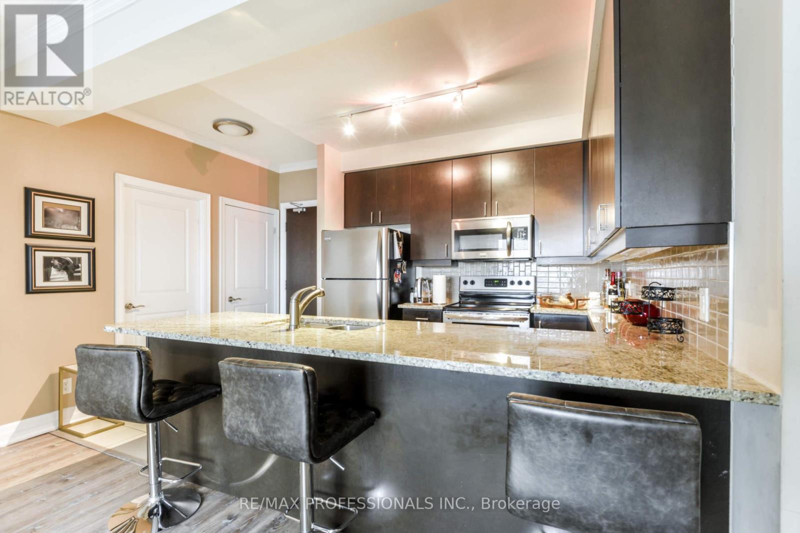 2205 - 100 John Street, Brampton, Ontario  L6W 0A8 - Photo 10 - W12802302