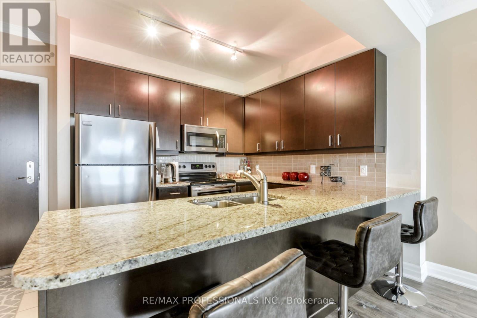 2205 - 100 John Street, Brampton, Ontario  L6W 0A8 - Photo 11 - W12802302