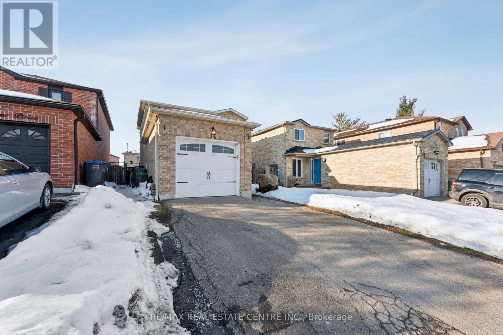 14 Glenmanor Drive, Brampton (Heart Lake West), Ontario  L6Z 3Z4 - Photo 2 - W12802328