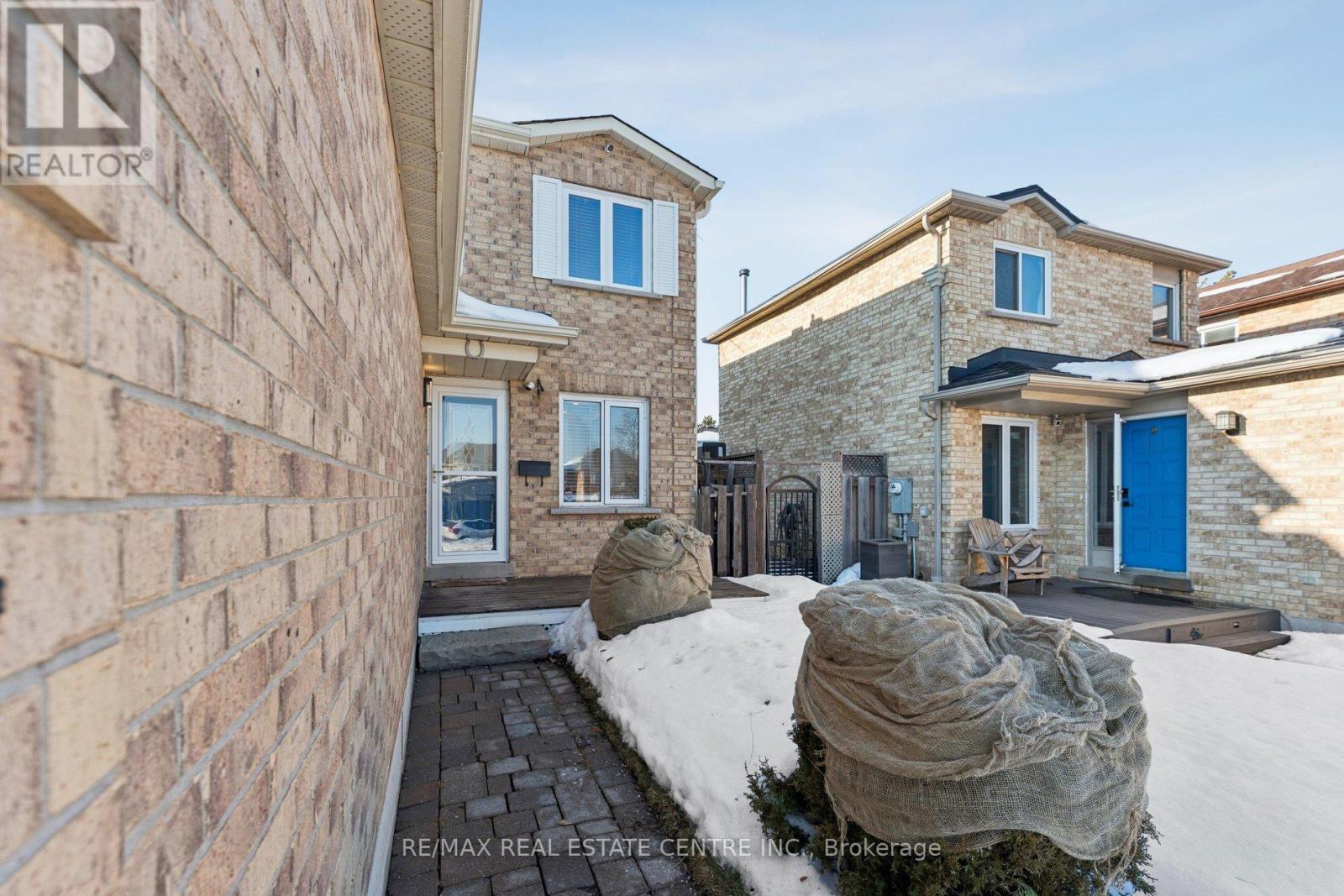 14 Glenmanor Drive, Brampton (Heart Lake West), Ontario  L6Z 3Z4 - Photo 4 - W12802328