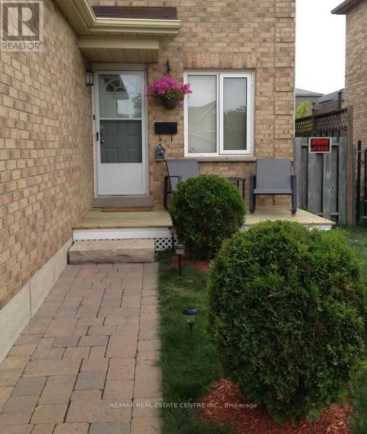 14 Glenmanor Drive, Brampton (Heart Lake West), Ontario  L6Z 3Z4 - Photo 5 - W12802328