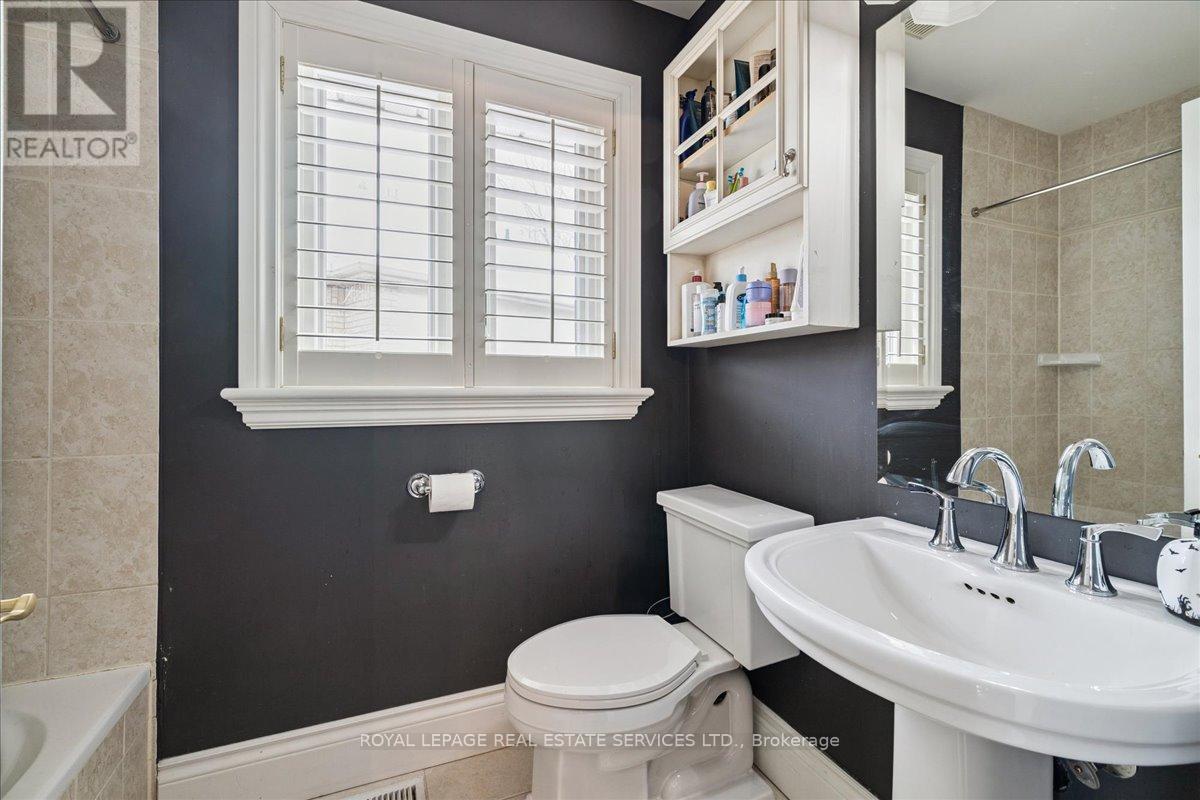 1730 The Pines, Mississauga, Ontario  L5J 4V5 - Photo 29 - W12802370