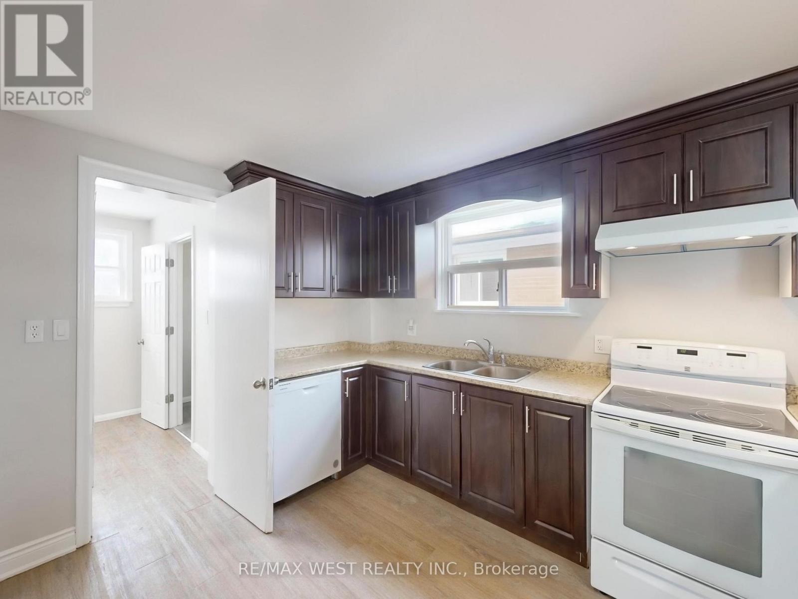 16 Upwood Avenue, Toronto, Ontario  M6L 3A5 - Photo 12 - W12802396