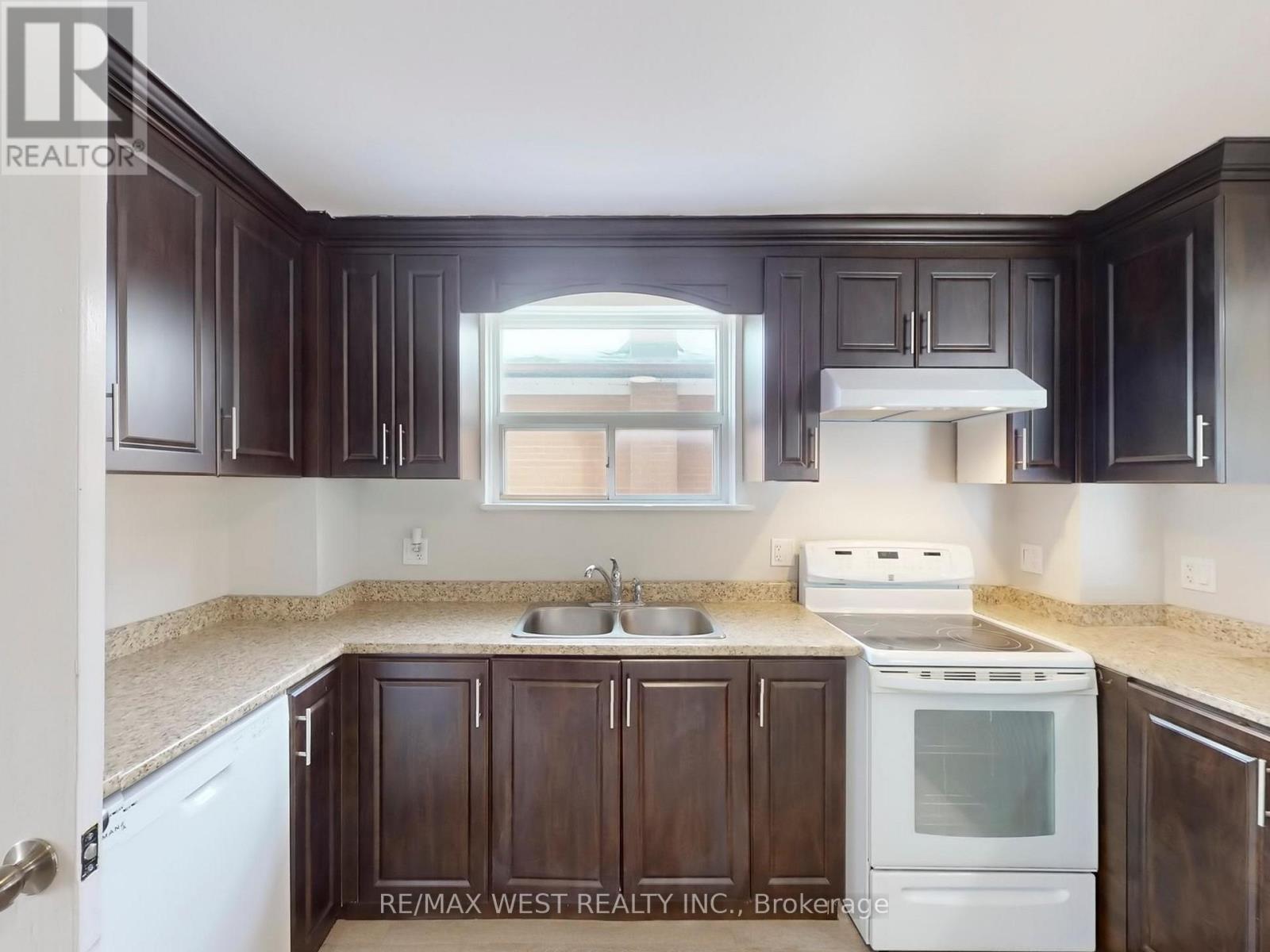 16 Upwood Avenue, Toronto, Ontario  M6L 3A5 - Photo 13 - W12802396