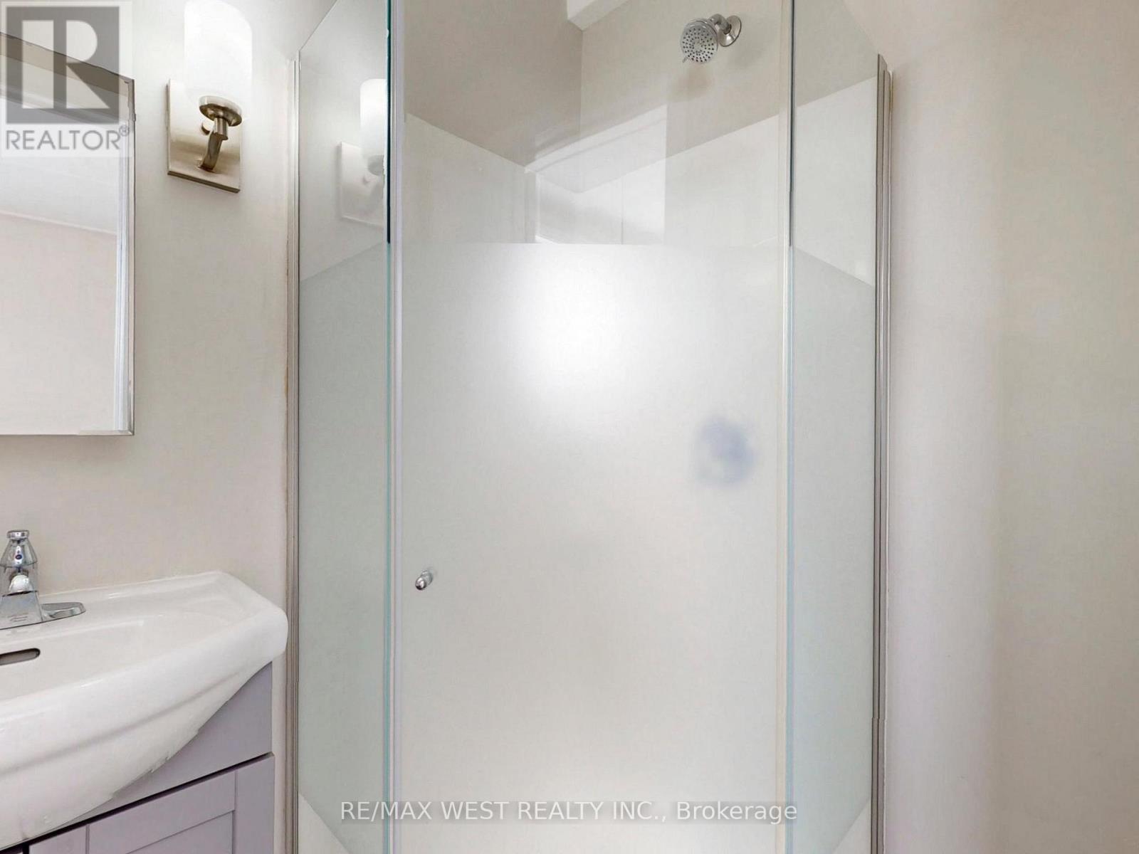 16 Upwood Avenue, Toronto, Ontario  M6L 3A5 - Photo 17 - W12802396