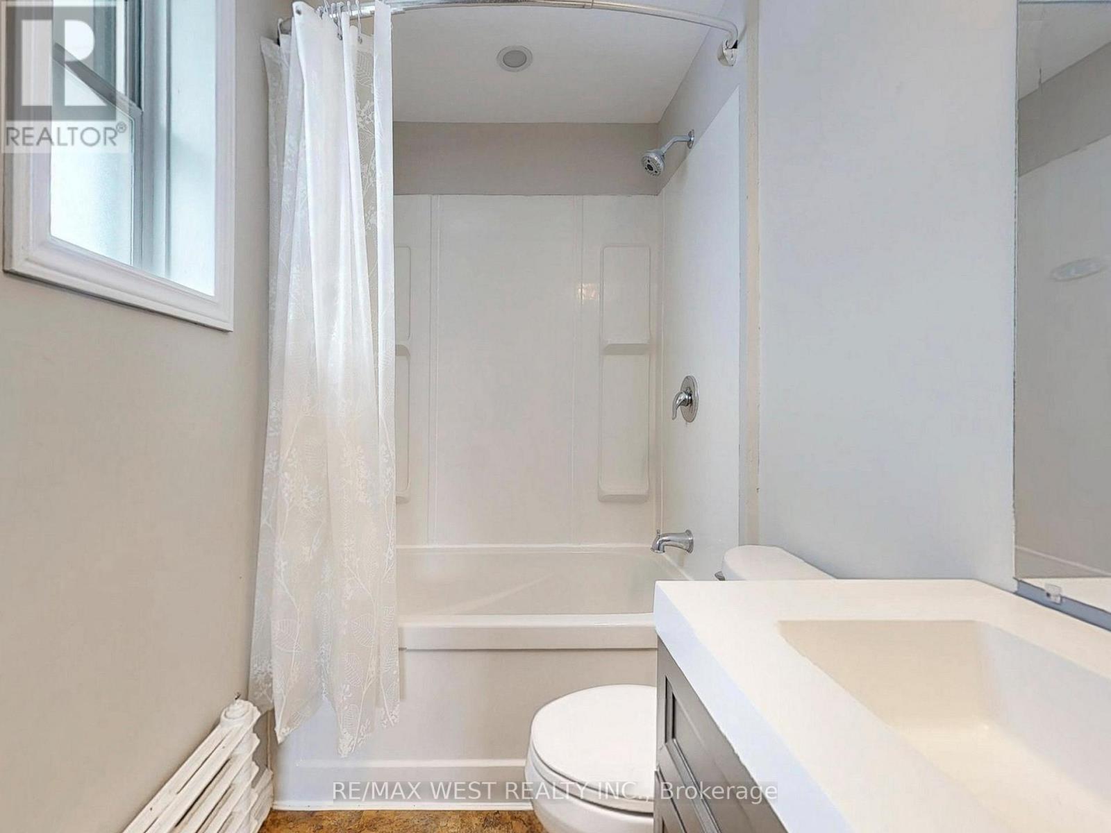 16 Upwood Avenue, Toronto, Ontario  M6L 3A5 - Photo 34 - W12802396