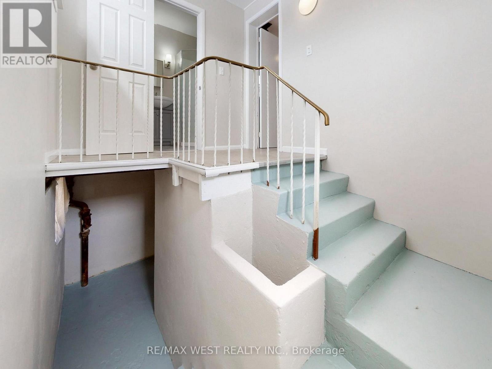 16 Upwood Avenue, Toronto, Ontario  M6L 3A5 - Photo 36 - W12802396