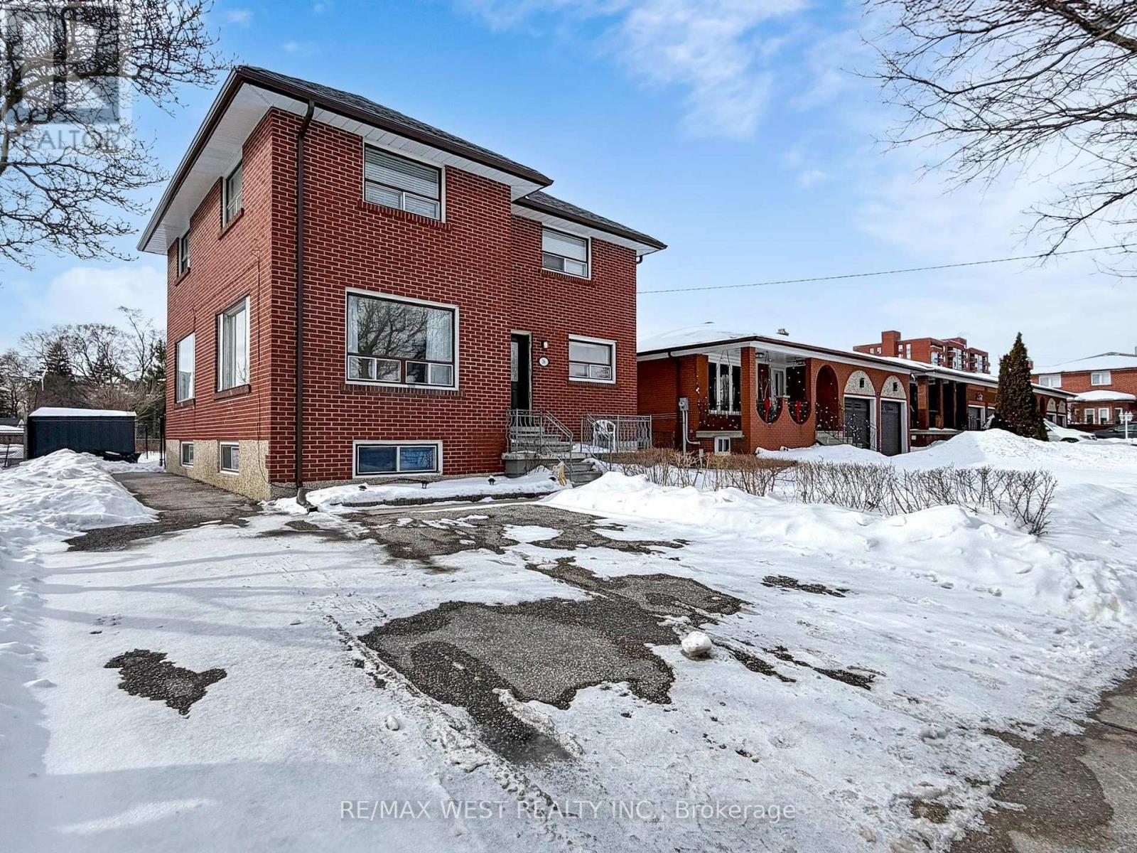 16 Upwood Avenue, Toronto, Ontario  M6L 3A5 - Photo 4 - W12802396