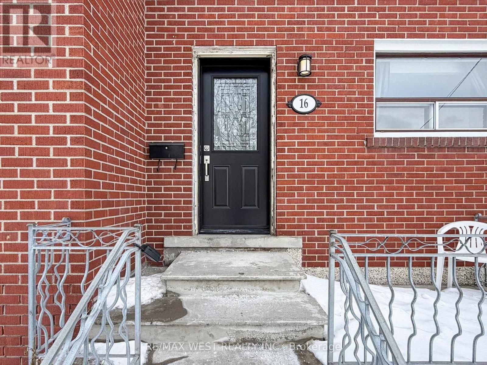 16 Upwood Avenue, Toronto, Ontario  M6L 3A5 - Photo 5 - W12802396