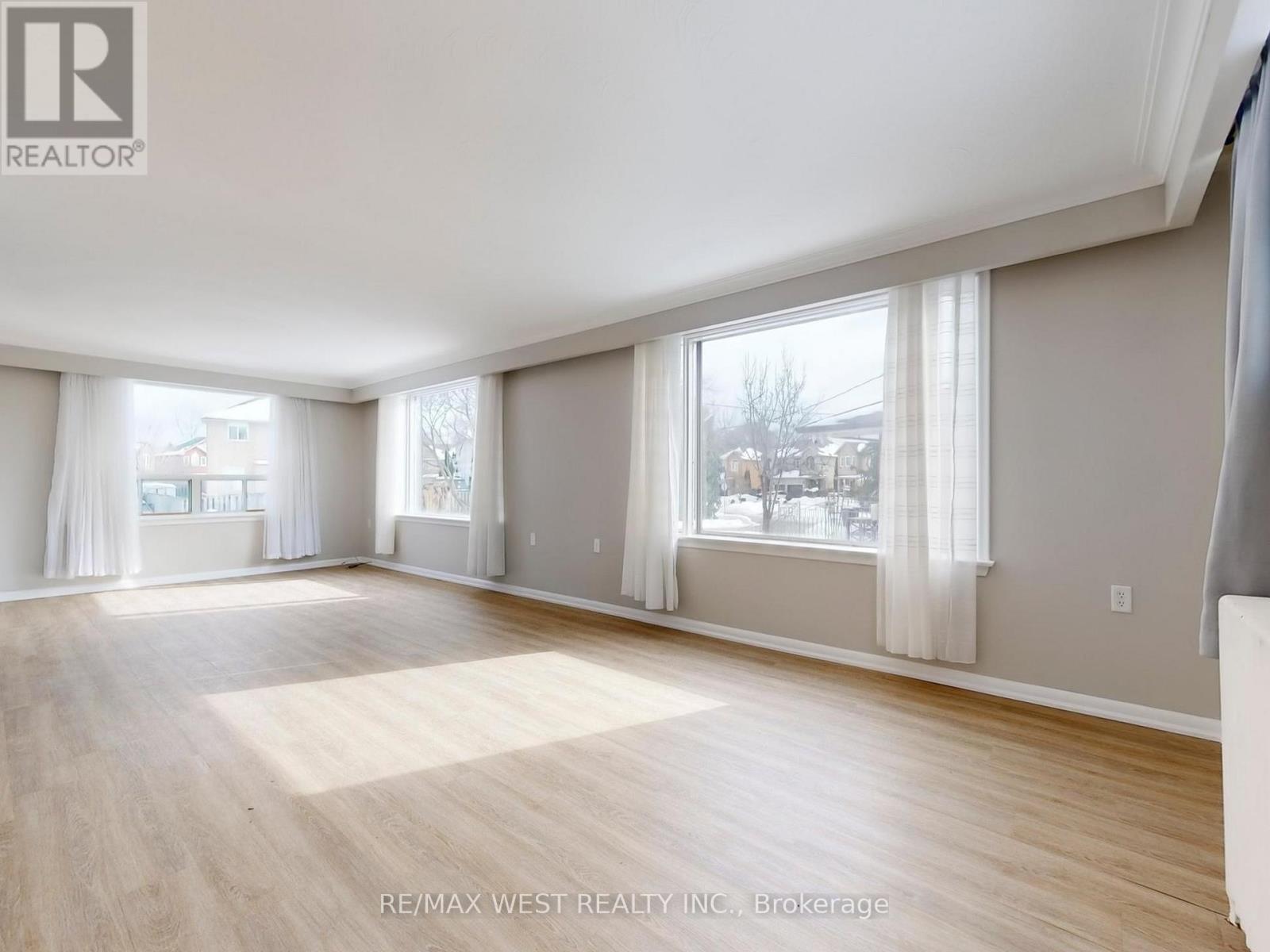 16 Upwood Avenue, Toronto, Ontario  M6L 3A5 - Photo 6 - W12802396