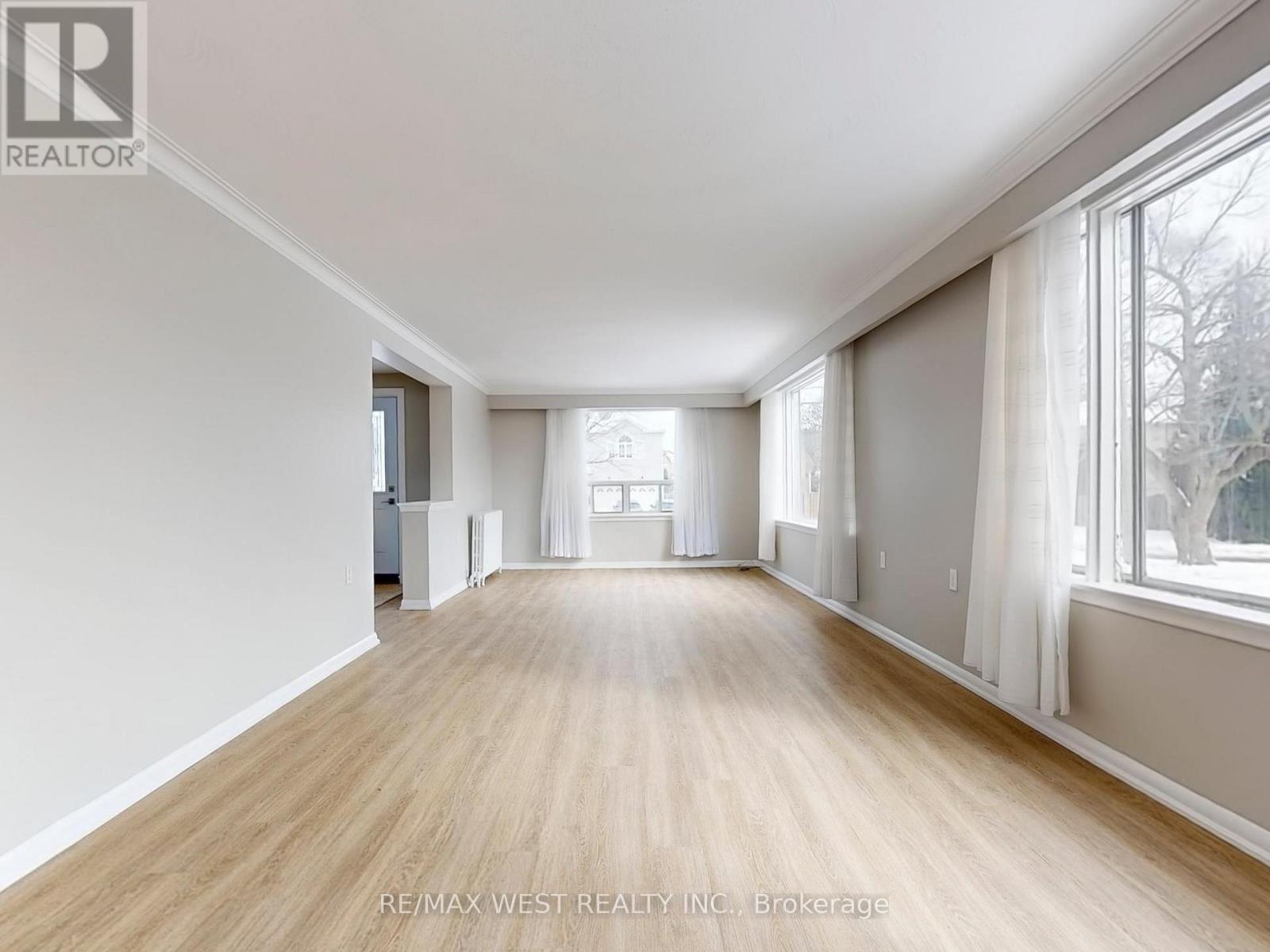 16 Upwood Avenue, Toronto, Ontario  M6L 3A5 - Photo 8 - W12802396