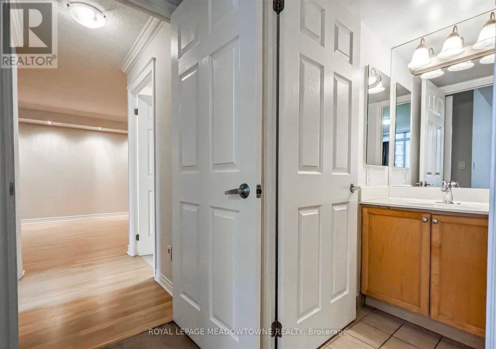 2326 - 3888 Duke Of York Boulevard, Mississauga, Ontario  L5B 4P5 - Photo 13 - W12802426