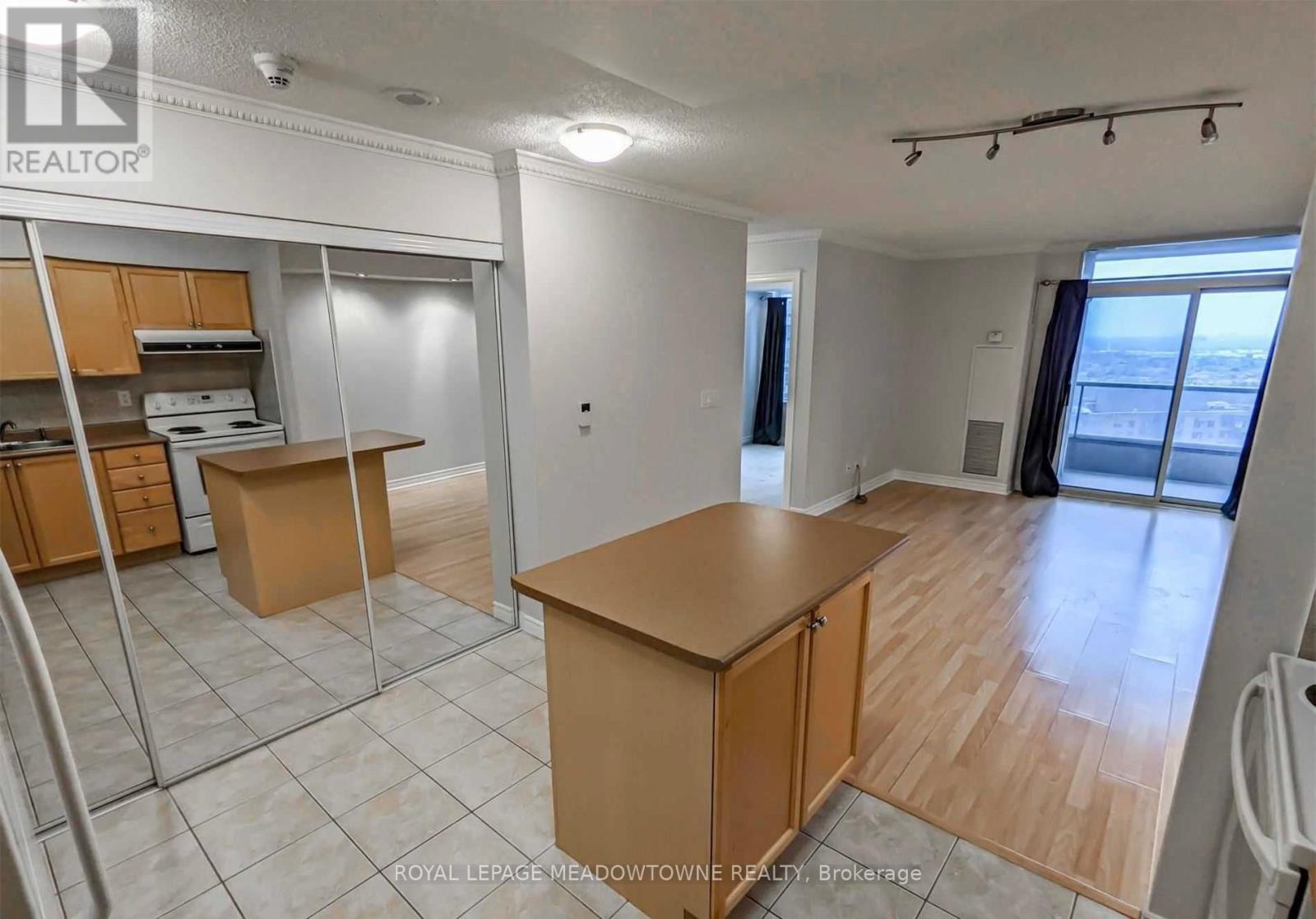 2326 - 3888 Duke Of York Boulevard, Mississauga, Ontario  L5B 4P5 - Photo 3 - W12802426