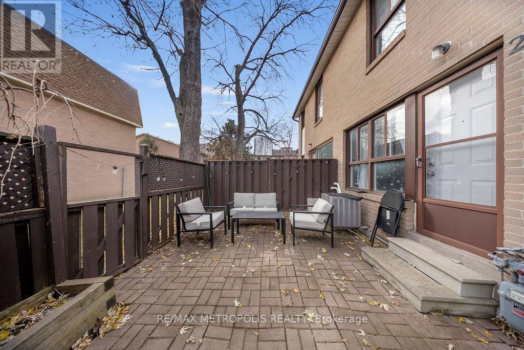 295 Fleetwood Crescent, Brampton, Ontario  L6T 2E7 - Photo 39 - W12802438