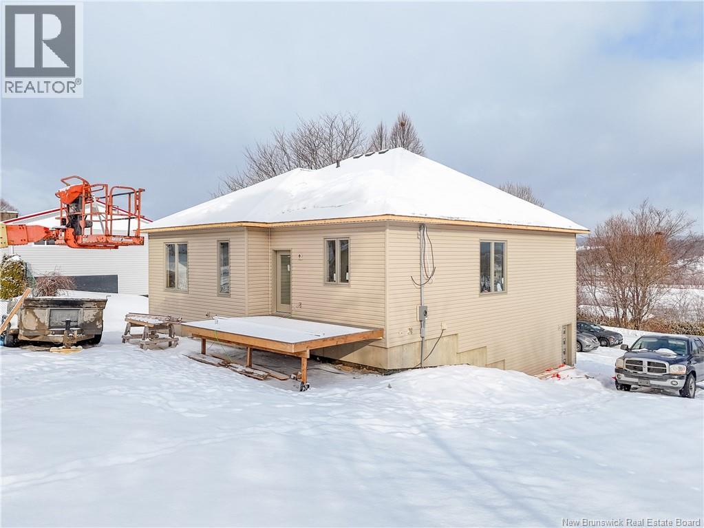 16 Mayflower Street, Fredericton, New Brunswick E3C 1L5 - Photo 2 - NB133855