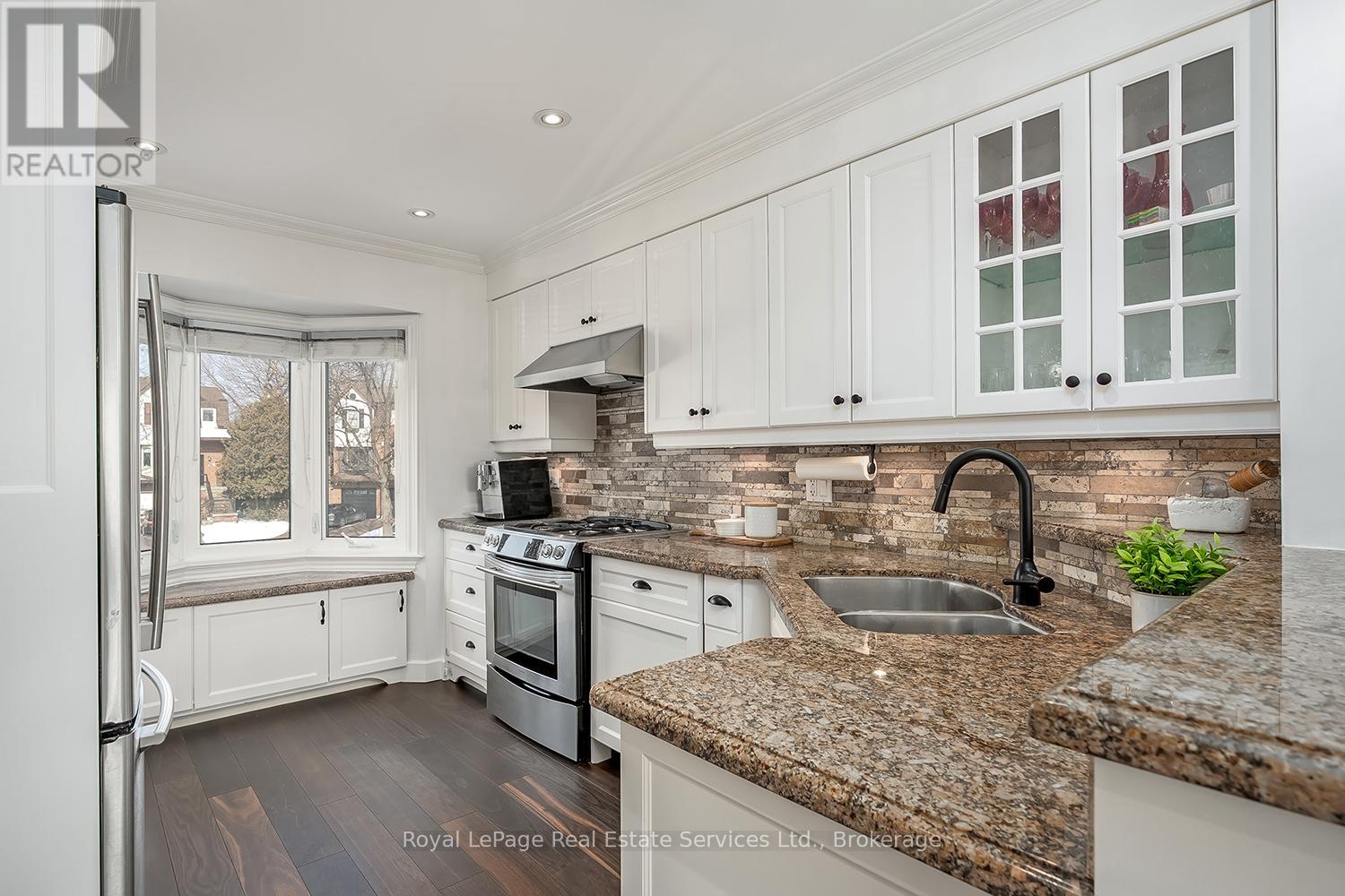 10 Normandy Place, Oakville, Ontario  L6K 1S1 - Photo 5 - W12802556