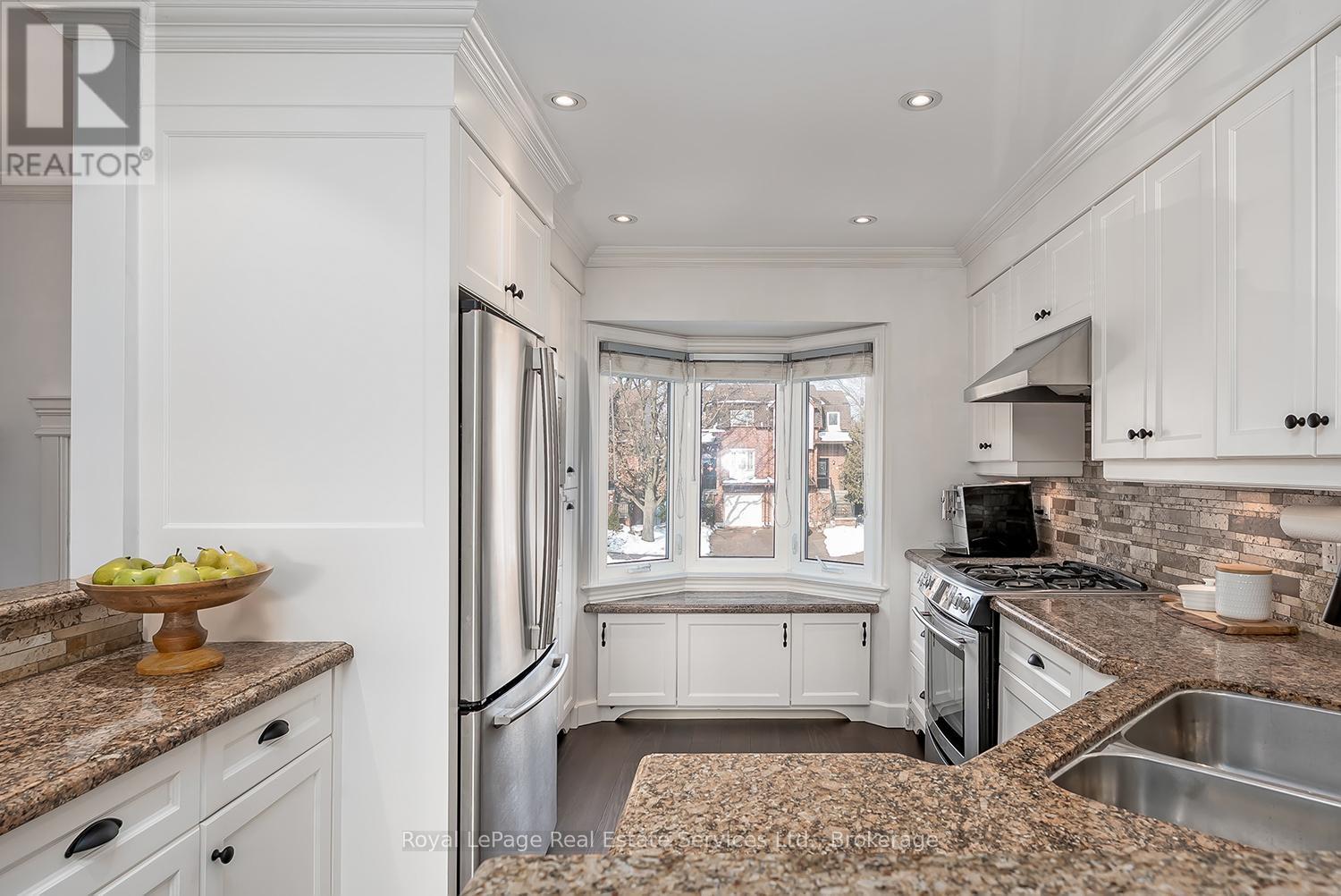 10 Normandy Place, Oakville, Ontario  L6K 1S1 - Photo 7 - W12802556