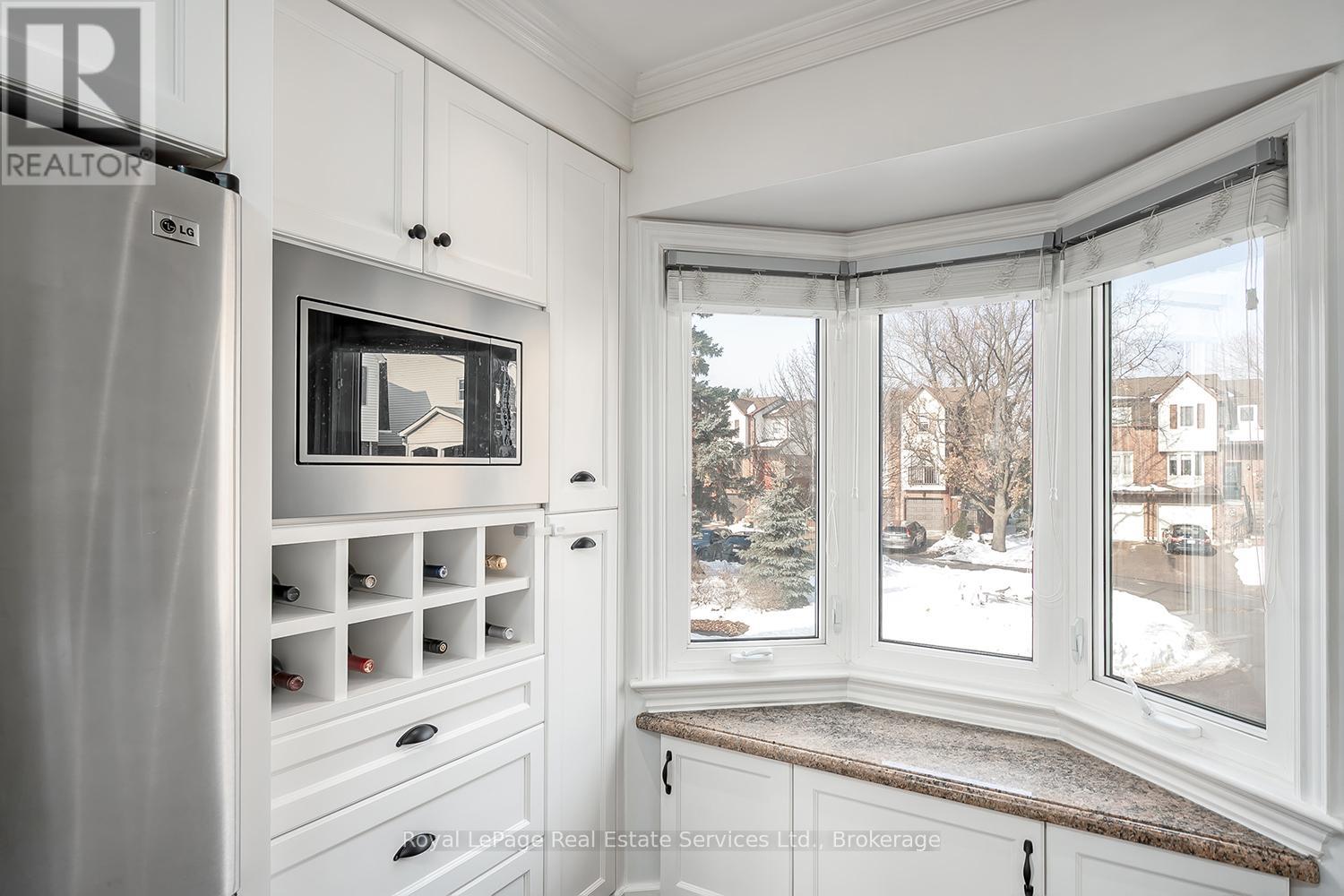 10 Normandy Place, Oakville, Ontario  L6K 1S1 - Photo 8 - W12802556