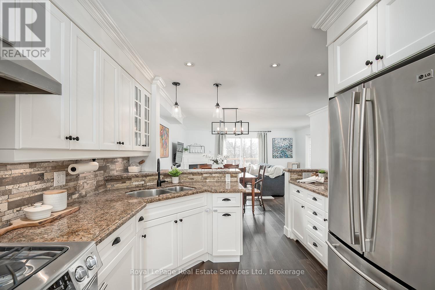 10 Normandy Place, Oakville, Ontario  L6K 1S1 - Photo 9 - W12802556