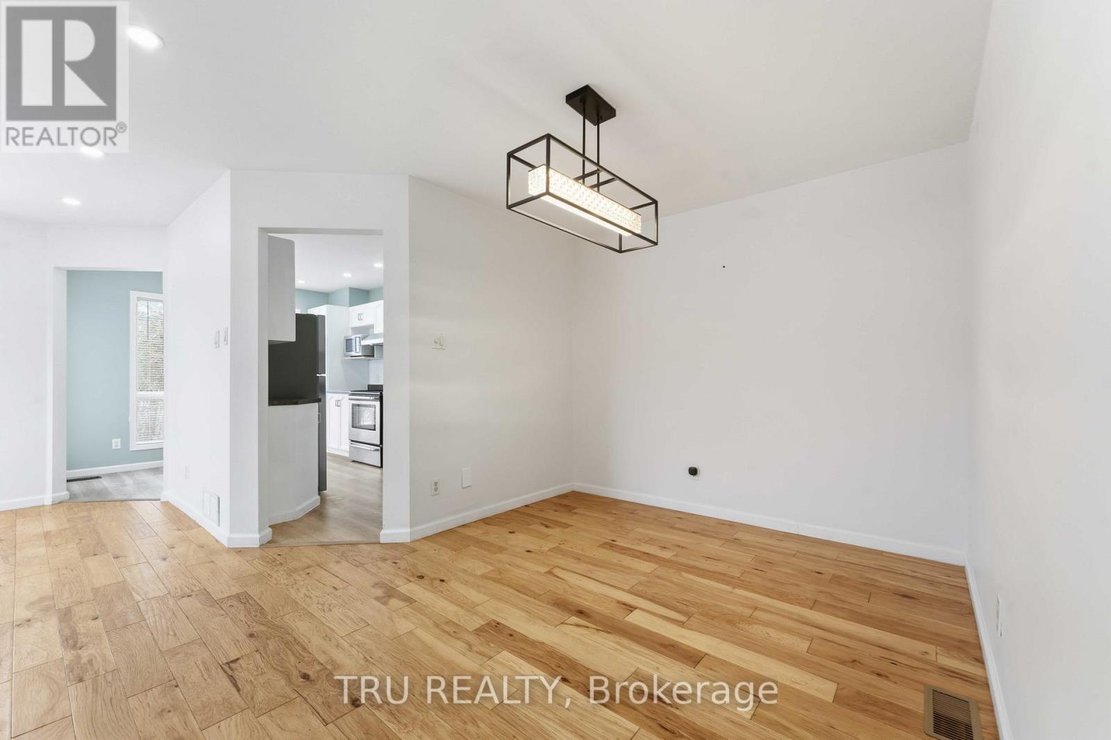 37 Riverbank Court, Ottawa, Ontario  K2S 1V7 - Photo 4 - X12802520