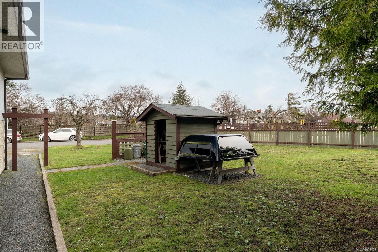 1721 Townley St, Saanich, British Columbia  V8R 3A6 - Photo 35 - 1026406