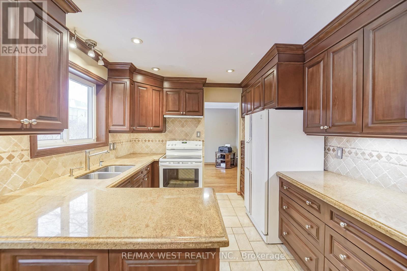 42 Belgreen Avenue, Toronto, Ontario  M1S 1G4 - Photo 4 - E12802650