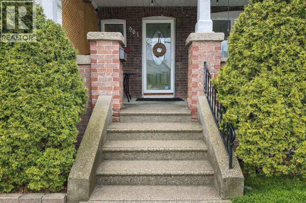 961 Lawrence, Windsor, Ontario  N8Y 3Z9 - Photo 2 - 26003499