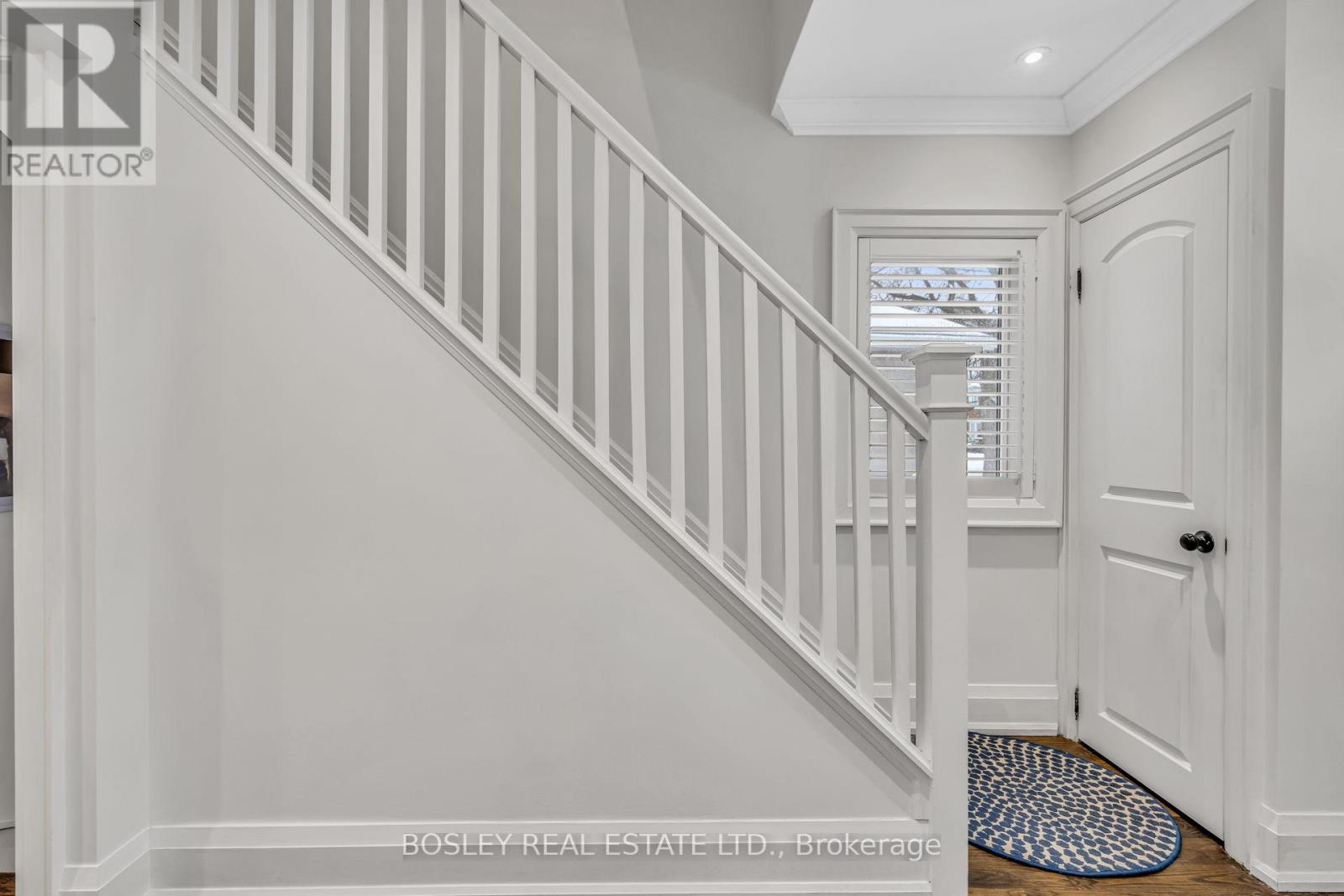 19 Thursfield Crescent, Toronto, Ontario  M4G 2N4 - Photo 4 - C12797194