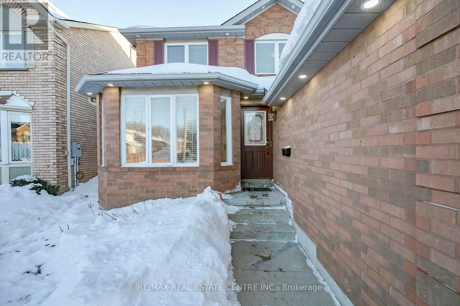 37 Duggan Drive, Brampton, Ontario  L6Y 4J2 - Photo 2 - W12802474