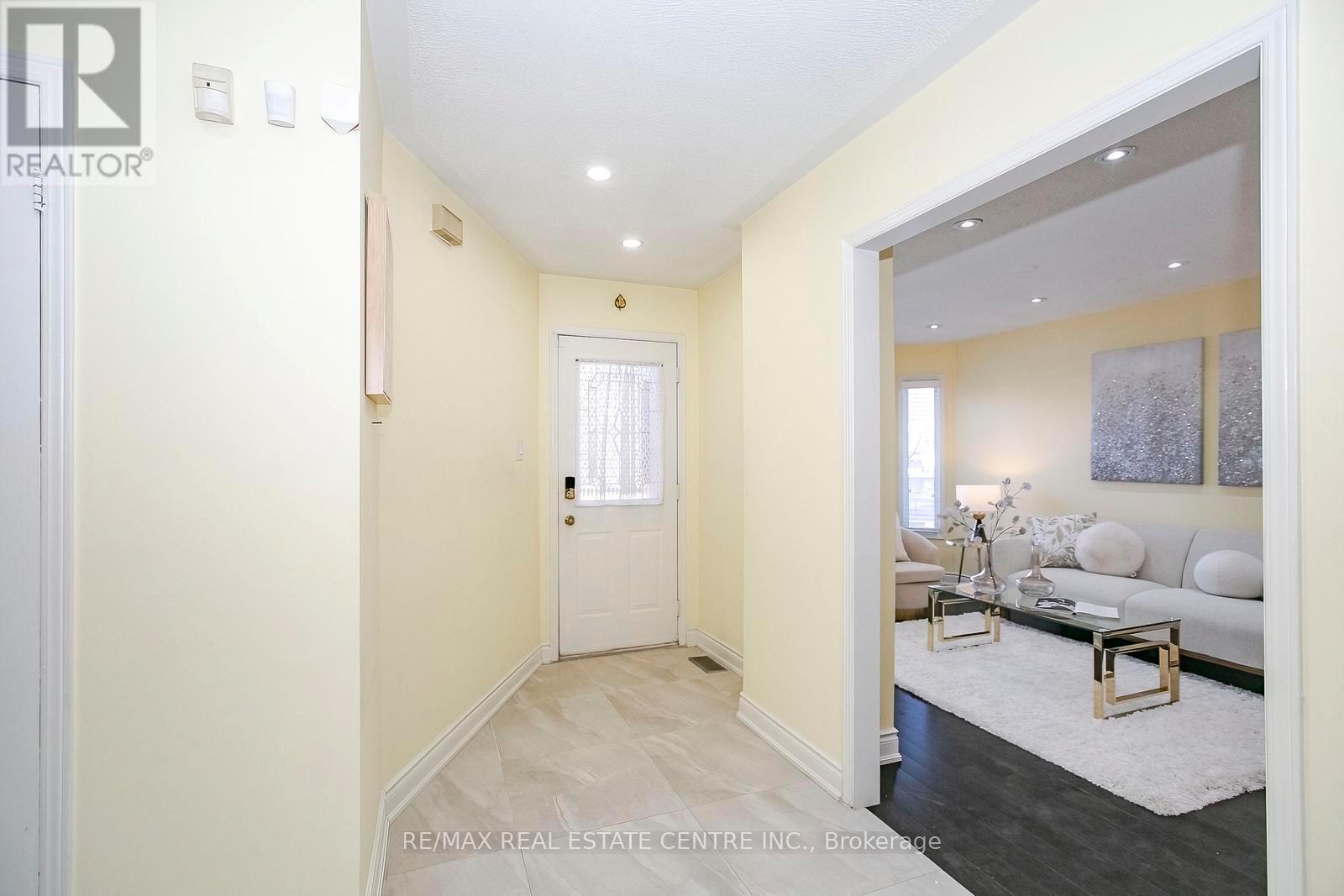 37 Duggan Drive, Brampton, Ontario  L6Y 4J2 - Photo 3 - W12802474