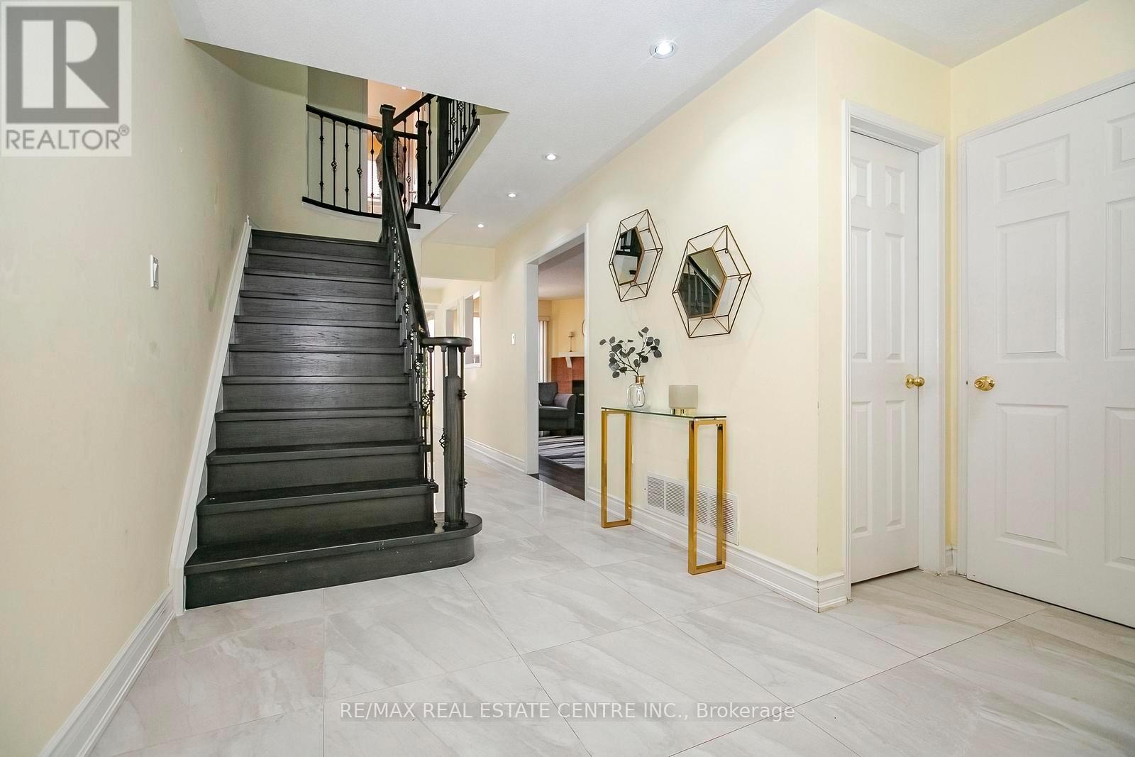 37 Duggan Drive, Brampton, Ontario  L6Y 4J2 - Photo 4 - W12802474