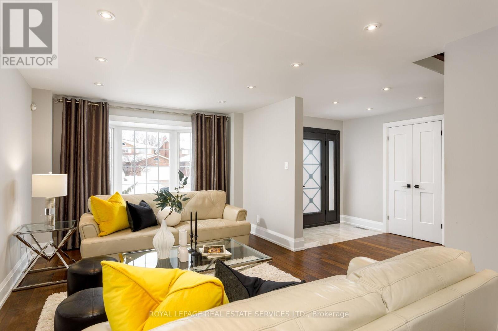 1286 Gryphon Mews, Mississauga, Ontario  L4W 3E5 - Photo 5 - W12802560