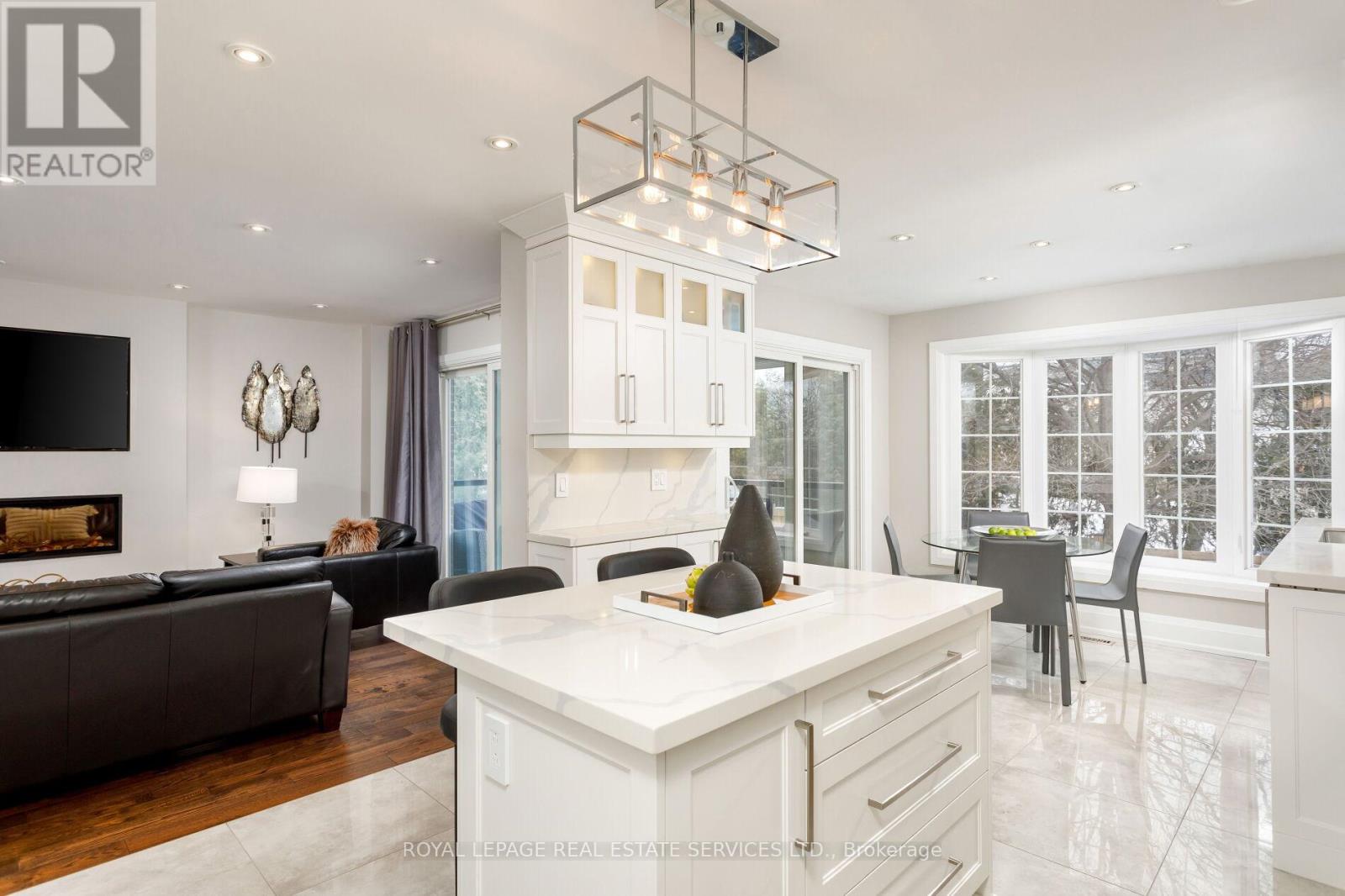 1286 Gryphon Mews, Mississauga, Ontario  L4W 3E5 - Photo 9 - W12802560